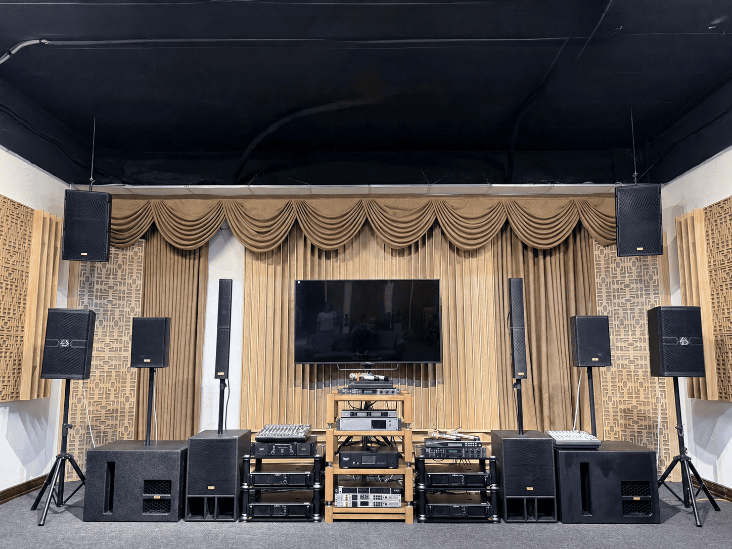 Loa subwoofer karaoke PA Audio QS12B/B mang lại trải nghiệm bass sâu và chắc cho phòng karaoke gia đình